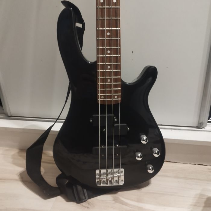 Gitara basowa że wzmacniaczem