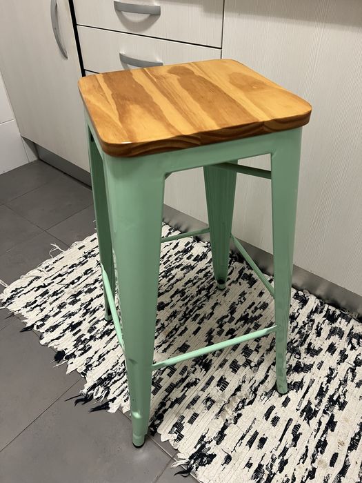 2x bancos altos de metais com assento de madeira