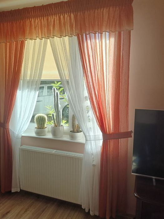 Dwa komplety dekoracji okiennej (firana +zasłony)