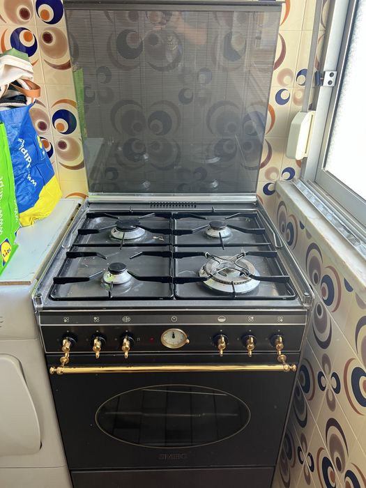 Fogão para sua cozinha SMEG. É a chamas e eletric