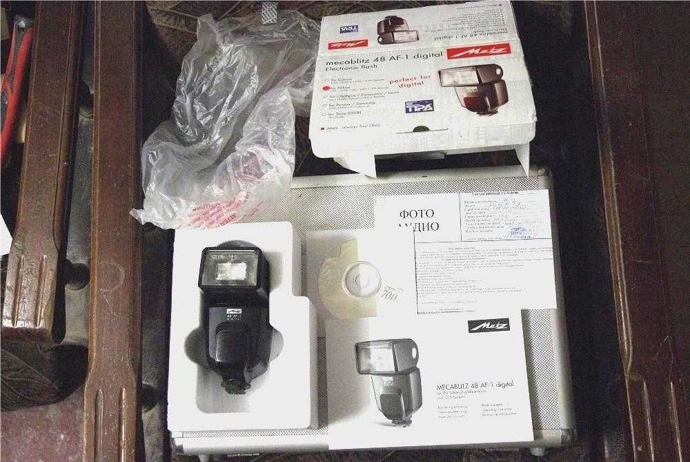 Фотоаппарат Fujifilm Fine pix S 5 pro, объектив Nikkor 16 - 85 ED VR 3,5 - 5,6 G, вспышка Metz 48 AF - 1 for Nikon.