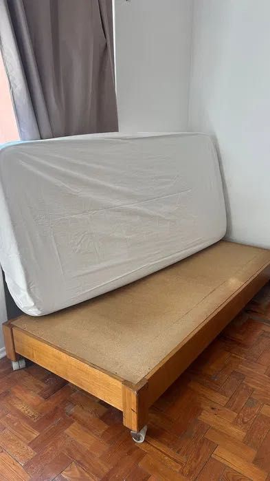Cama e colchão de solteiro  45€