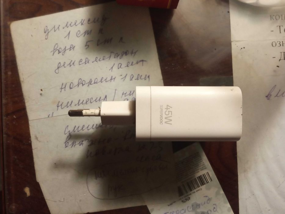 Продам оригинальную зарядку с кабелем на смартфон реалми с75,с 85