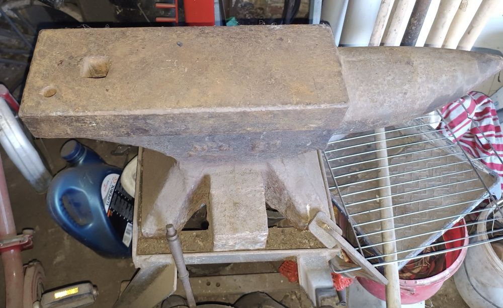 Kowadło kowalskie wraz z zestawem młotków oraz stojakmi