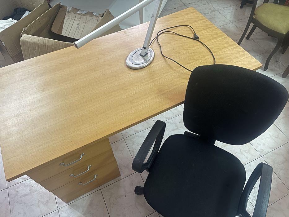 Secretária + Cadeira + Candeeiro