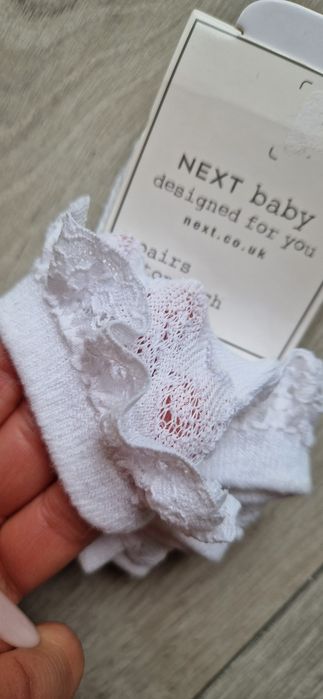Next białe skarpetki z falbanką koronką noworodek first size