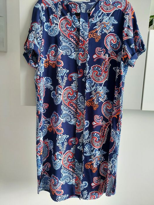 Lekka granatowa sukienka z paskiem Quiosque 42 (40) wzór paisley