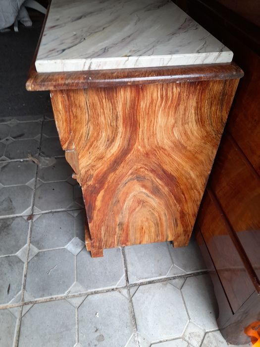 Mała szafka z marmurem