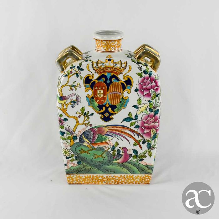 Cantil em porcelana da China, com brasão de Armas de Portugal