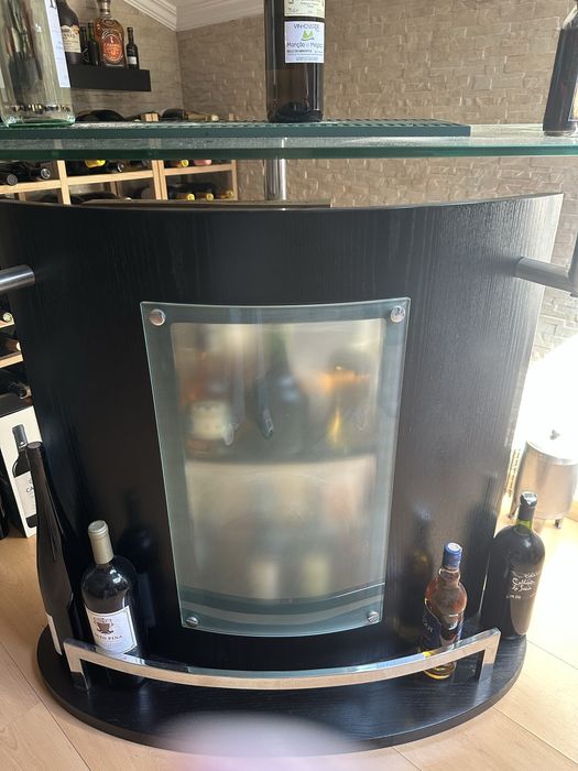 Movel bar em madeira e tampo de vidro