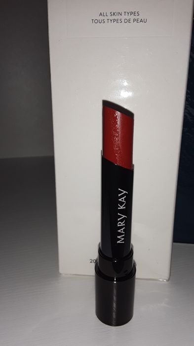 Super nawilżające szminki Rockstar Red.