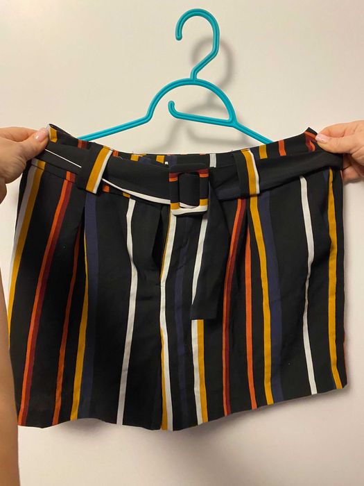 Spodenki w paski z ozdobną klamrą