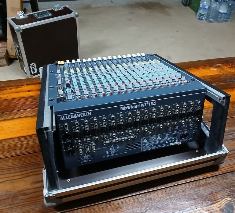 Mesa de Mistura  Allen & Heath WZ4  16:2 +Thon Mixer Case