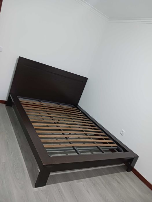 Cama castanho escuro
