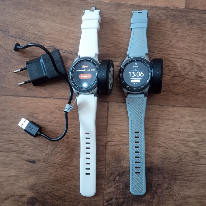два смарт-годинники Samsung Galaxy Watch, ймовірно, моделі 46 мм,