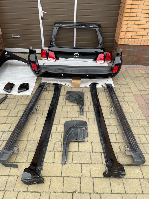 Бампер задній Тойота LC200 2007-2011р.в.