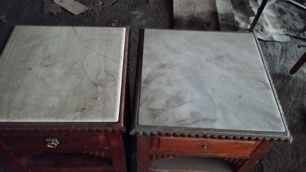 Par de Mesinhas de Cabeceira em Madeira Maciça com Mármore