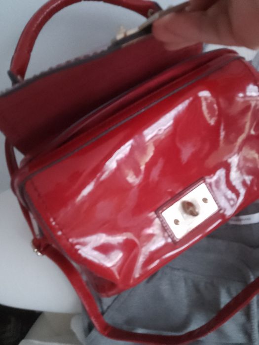 Piękna lakierowana czerwona torebka