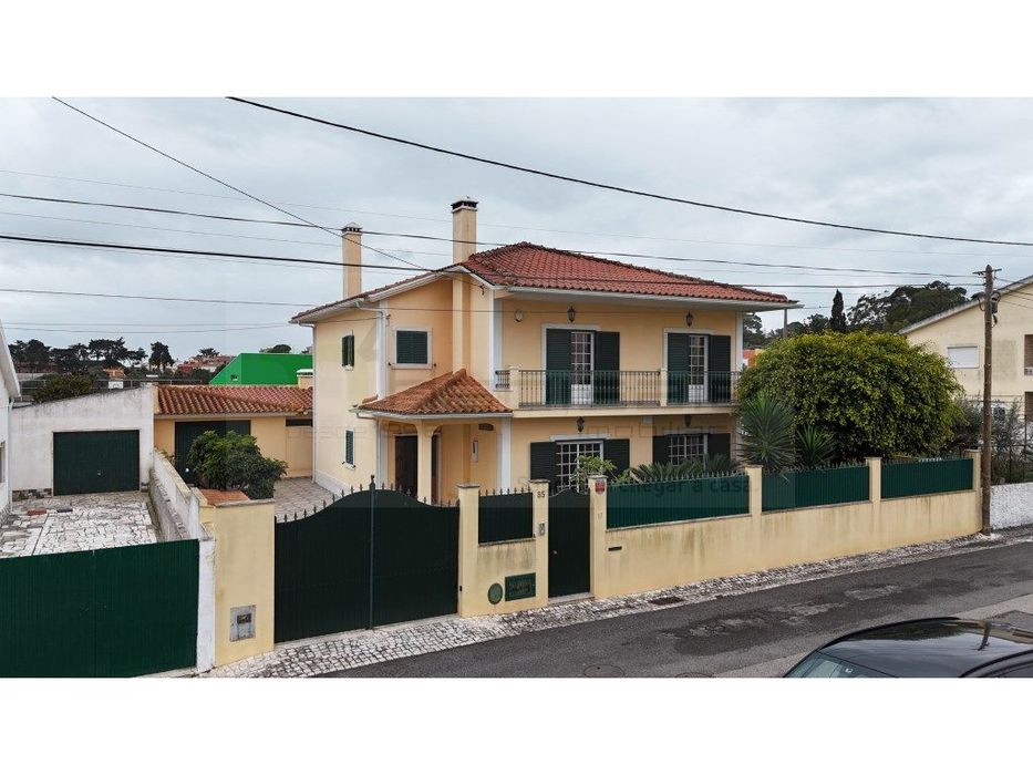 Moradia Isolada T5 com Garagem e Bom Espaço Exterior em Manique