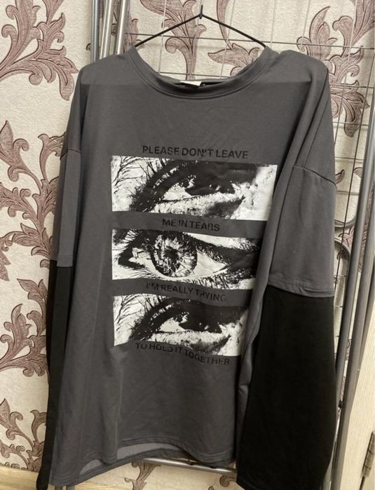 Кофта з принтом очей колір сірий, розмір xxl. стан дуже хороший