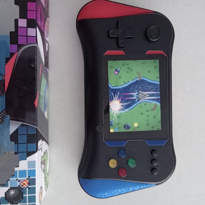 Konsola z grami w stylu retro Setty