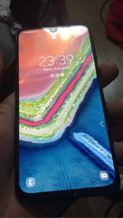 Samsung A40 apenas vidro estalado nada afeta o func