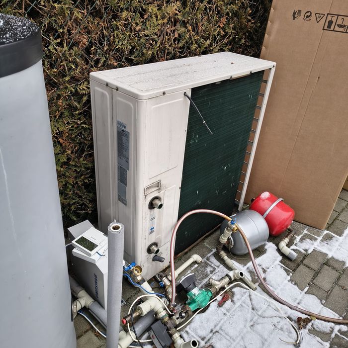 Sprzedam pompę ciepła Samsung na części.