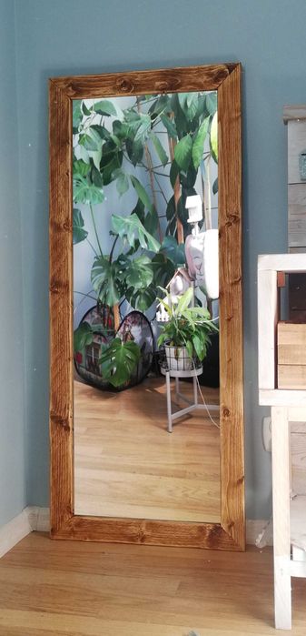 Lustro w drewnianej ramie stare drewno