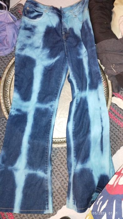 Calça tingidas ,de boca de sino