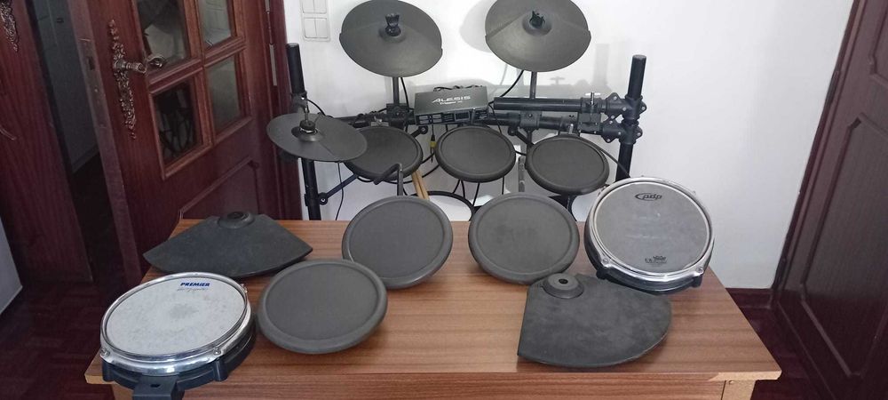 Bateria Roland Elétrica com vários pads e mesa de mistura