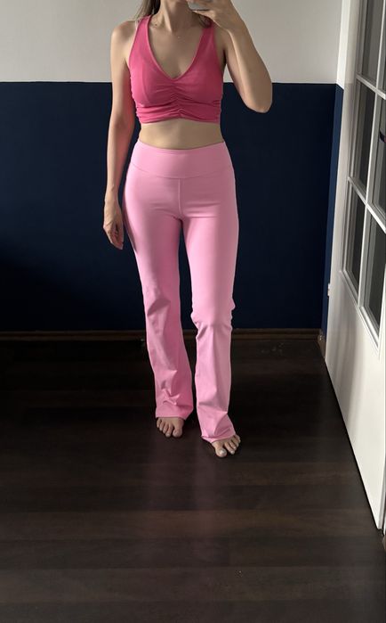 Różowe legginsy podkreślające pośladki