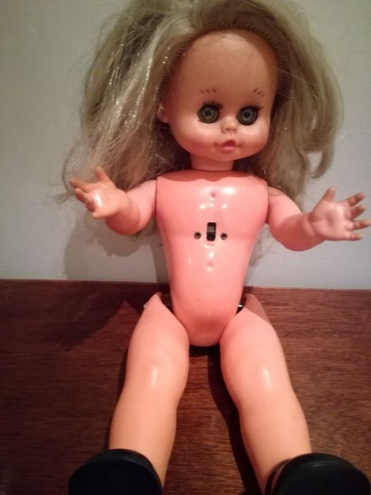 Boneca vintage que anda (anos 70)