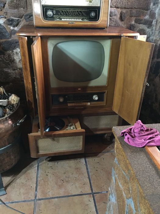 Móvel com Televisão ,radio e gira-discos muito antigo ,exemplar raro ou único