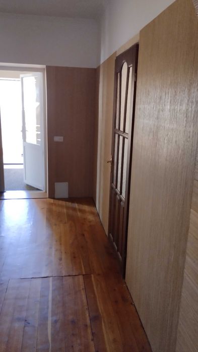 Будинок з приміщенням та обладнанням для шиномонтажу