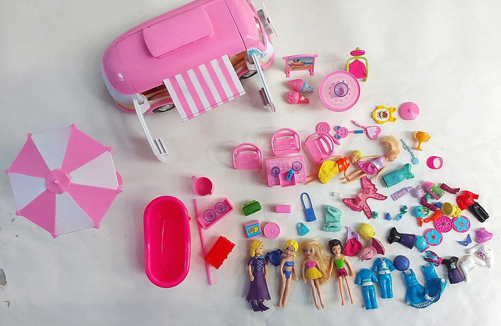 Kamper z wyposażeniem i lalkami