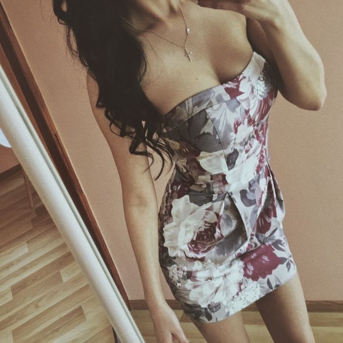 mini sukienka wieczorowa kwiatki flowers kwiaty obcisła bez ramiączek