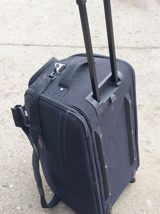 Torba podróżna na kółkach z wysuwaną rączką i paskiem na ramię