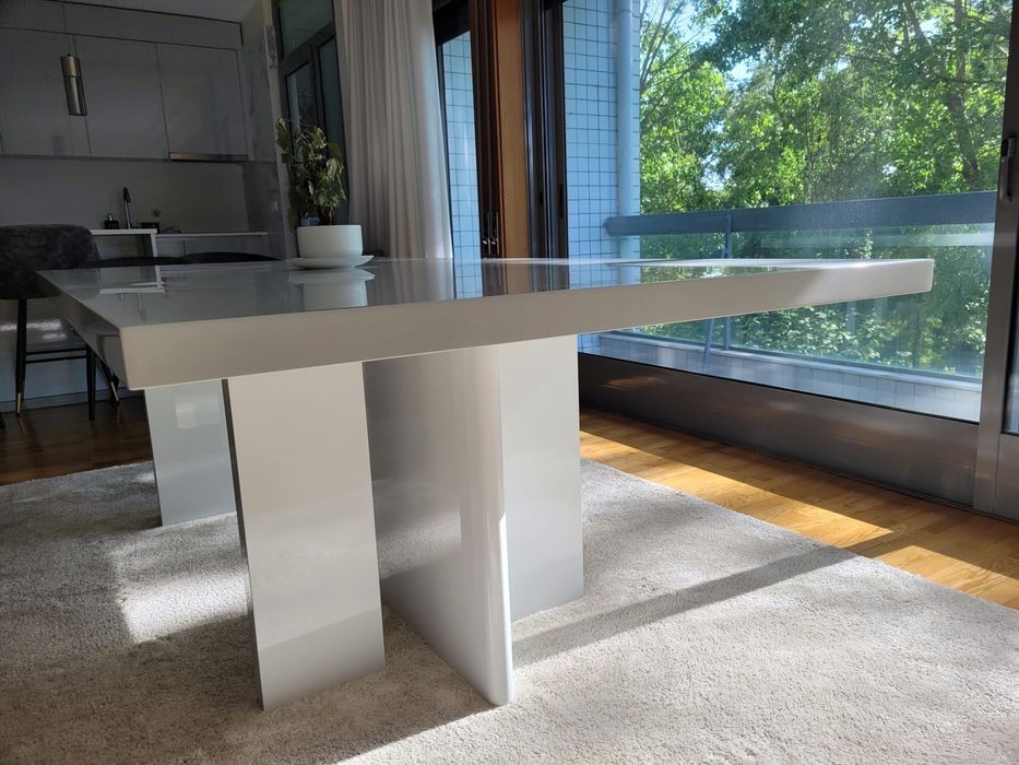 Mesa branca como nova