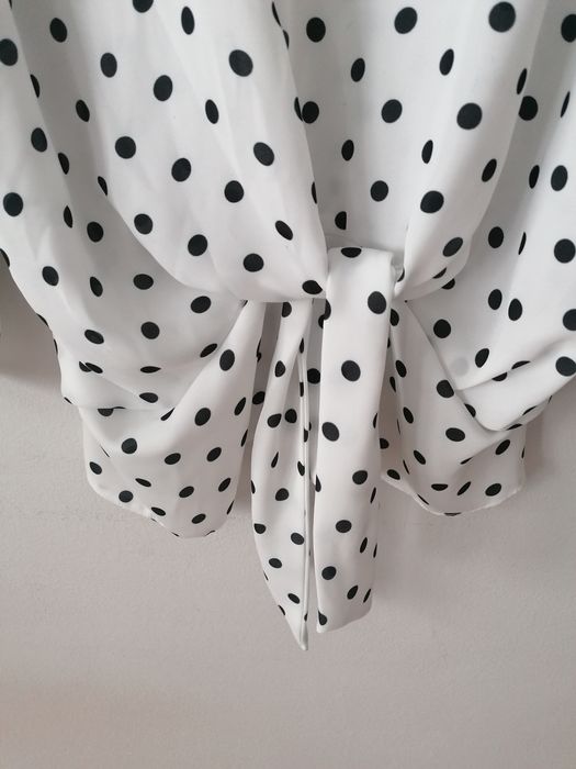 Biała koszula bluzka w czarne grochy wiązana na dole rękaw 3/4 L