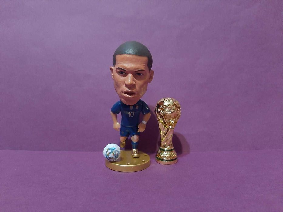 Фігурка футболіста Кіліана Мбаппе з кубком світу