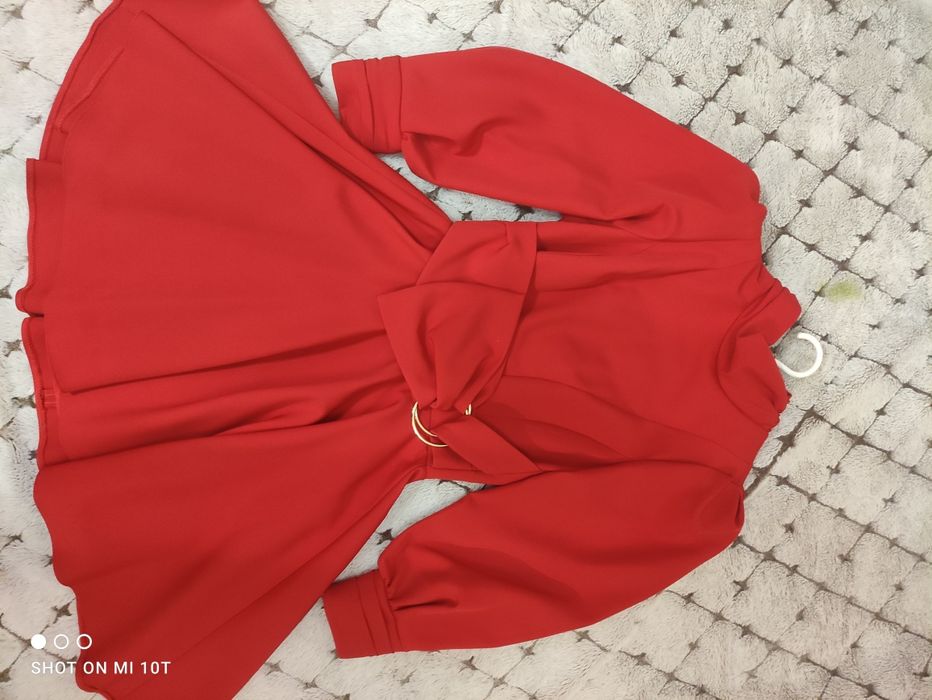 Sukienka Sheila, Penelope - czerwona sukienka ze złotą ozdobą  Roxm. S