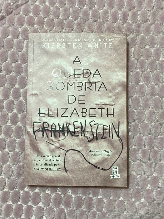Livro “A queda sombria de Elizabeth Frankenstein”
