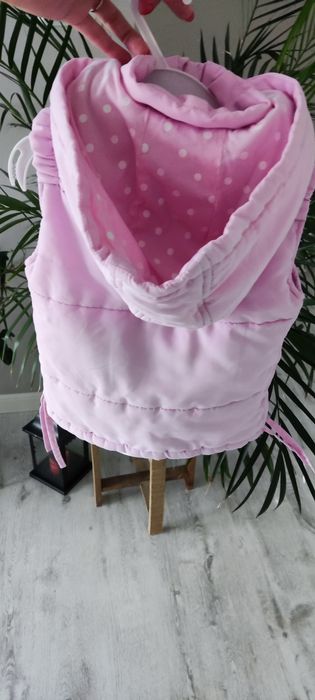 Ciepła kamizelka bezrękawnik 5 10 15, rozmiar 104*, z kapturem.