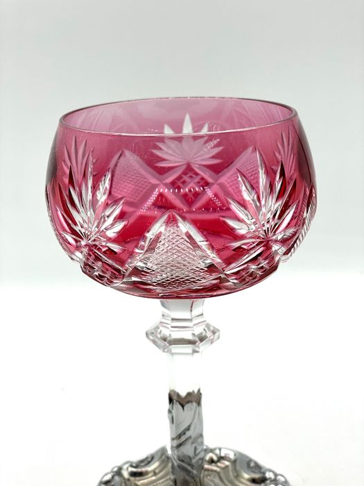 Cálice em cristal lapidado e pé em estanho