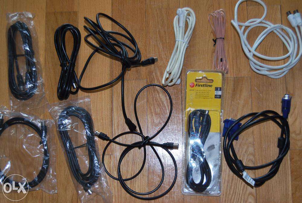 Vários cabos ligaçao TV e Ethernet