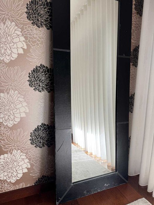 Cama, Candeeiro(s), Espelho e Chaise Longue de Couro Preto