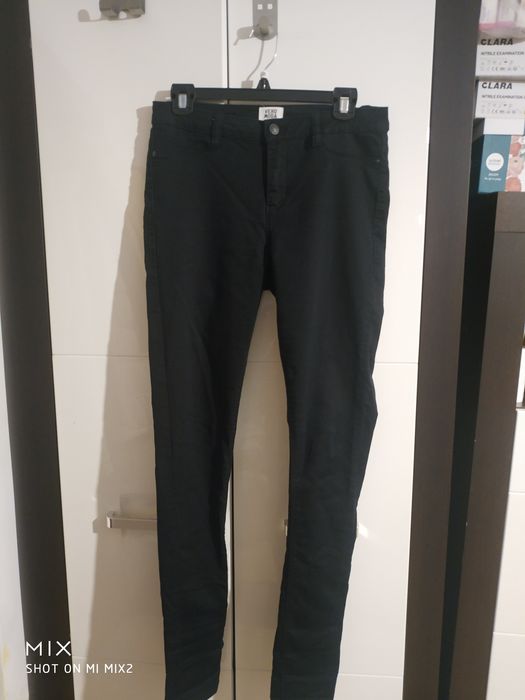 Czarne spodnie damskie. Vero moda.