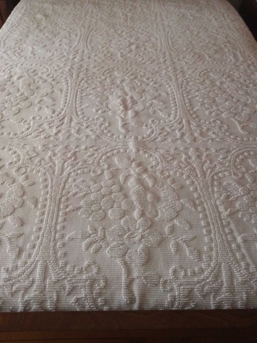 Colcha antiga com motivos florais