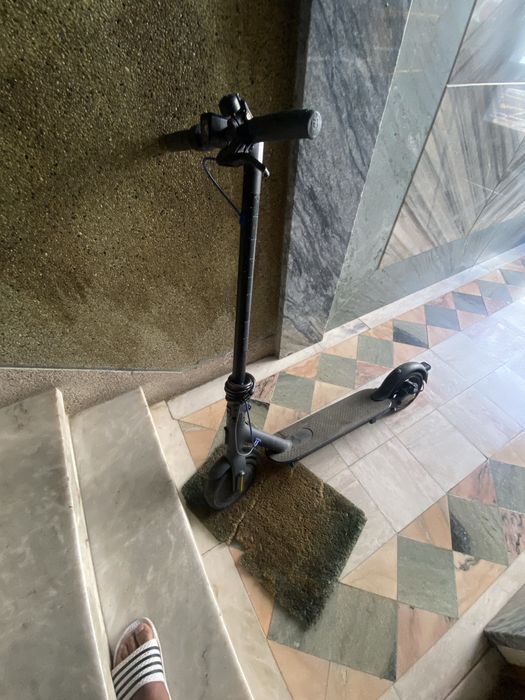 A imagem mostra uma trotinete elétrica Xiaomi Mi Electric Scooter 3