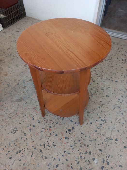 Mesa redonda de madeira com 3 níveis